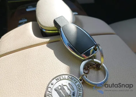 2011 Mercedes-Benz S 550 z USA, uszkodzony, nr VIN WDDNG7BB4BA390743